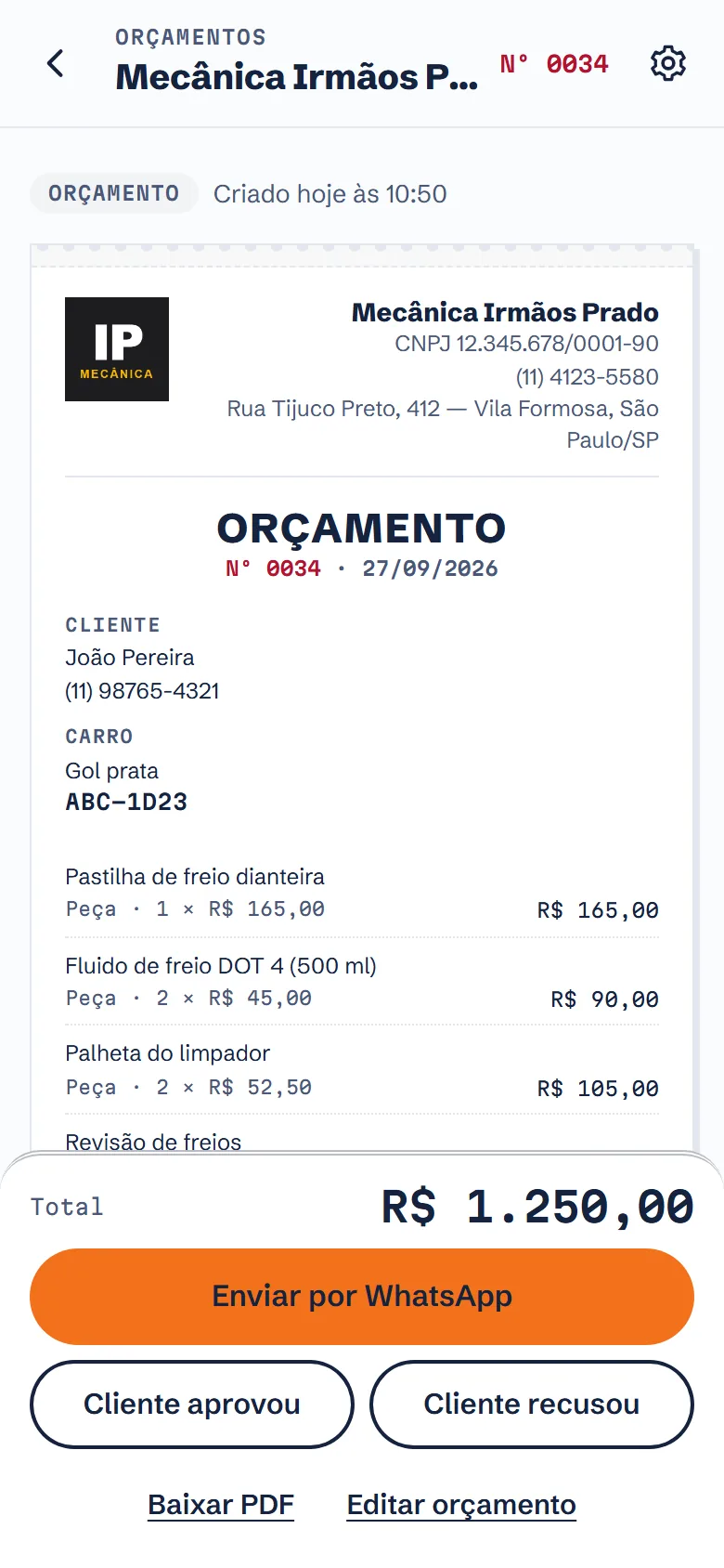 Tela de demonstração do app: orçamento nº 0034 da Mecânica Irmãos Prado para o Gol prata ABC-1D23, com logo e dados da oficina no alto, peças e serviços listados e os botões Enviar por WhatsApp, Cliente aprovou e Cliente recusou.